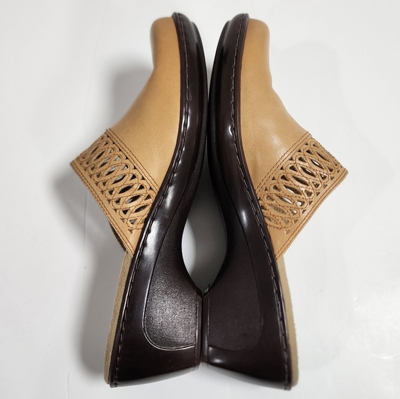 Clarks laser-cut tan leather slip-on mules womens size 9 - Picture 3 of 14
